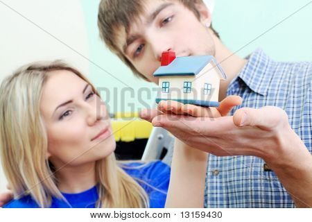 幸せな家族に彼らの新しい家。