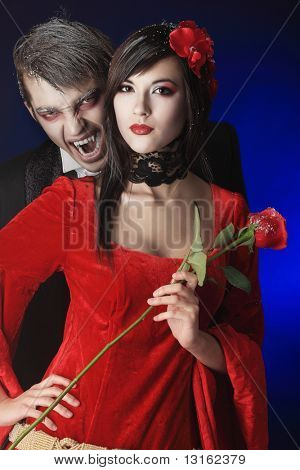 Kaunis pari keskiaikainen puvut vampyyri tyyliin meikin muotokuva. Ampui studiossa.