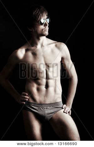 ภาพเหมือนของชายหนุ่มหล่อกล้ามเนื้อ ถ่ายในสตูดิโอ
