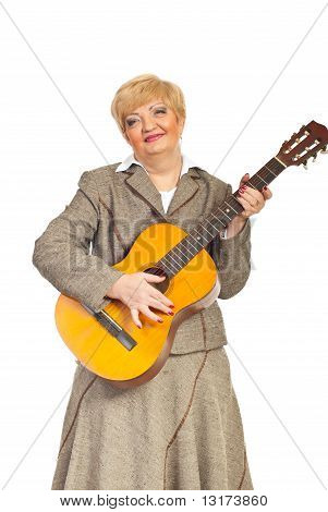 Mogna kvinna som spelar akustisk gitarr