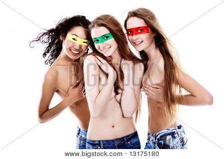 Foto de mulheres jovens artísticas de diferentes nationalites posando juntos. Isolado sobre o branco backgrou