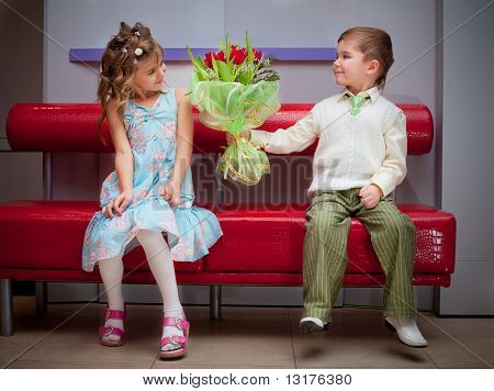 ragazzo e ragazza alla data
