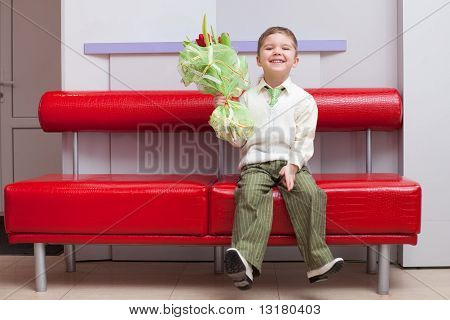 ragazzo divertente con fiori