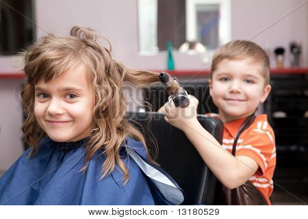 i bambini giocano nella bottega del barbiere