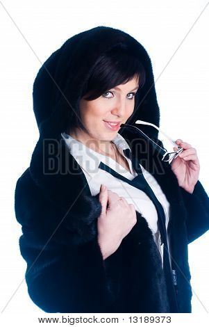 Jonge vrouw in bontjas
