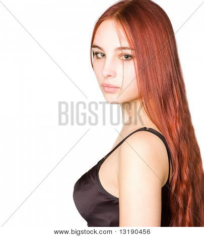 Schöne junge Mädchen mit roten Haaren und grünen Augen