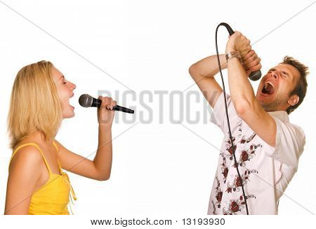 Paar singen Karaoke isoliert auf weißem Hintergrund