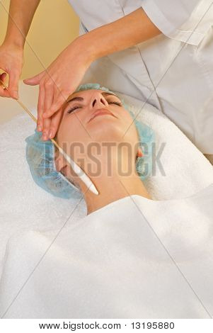 Kryogene Gesichtsmassage in Spa-salon