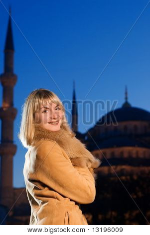 Güzel sarışın kız kuzu derisi ceket (Türkiye, Istanbul)