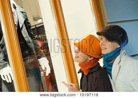 Dos niñas cerca de la ventana de la tienda