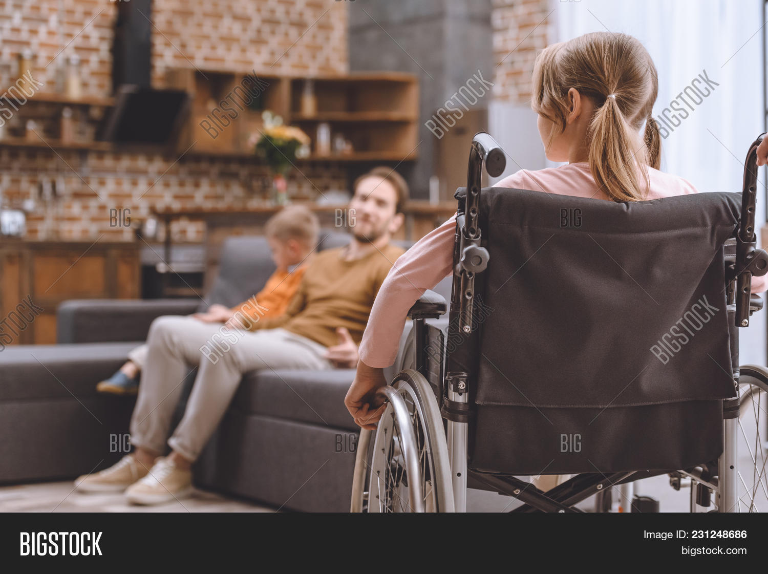 Семья с ребенком инвалидом картинки. Дети инвалиды. Семья с ребенком инвалидом. Счастливая семья с ребенком инвалидом. Семья с ребенком инвалидом.