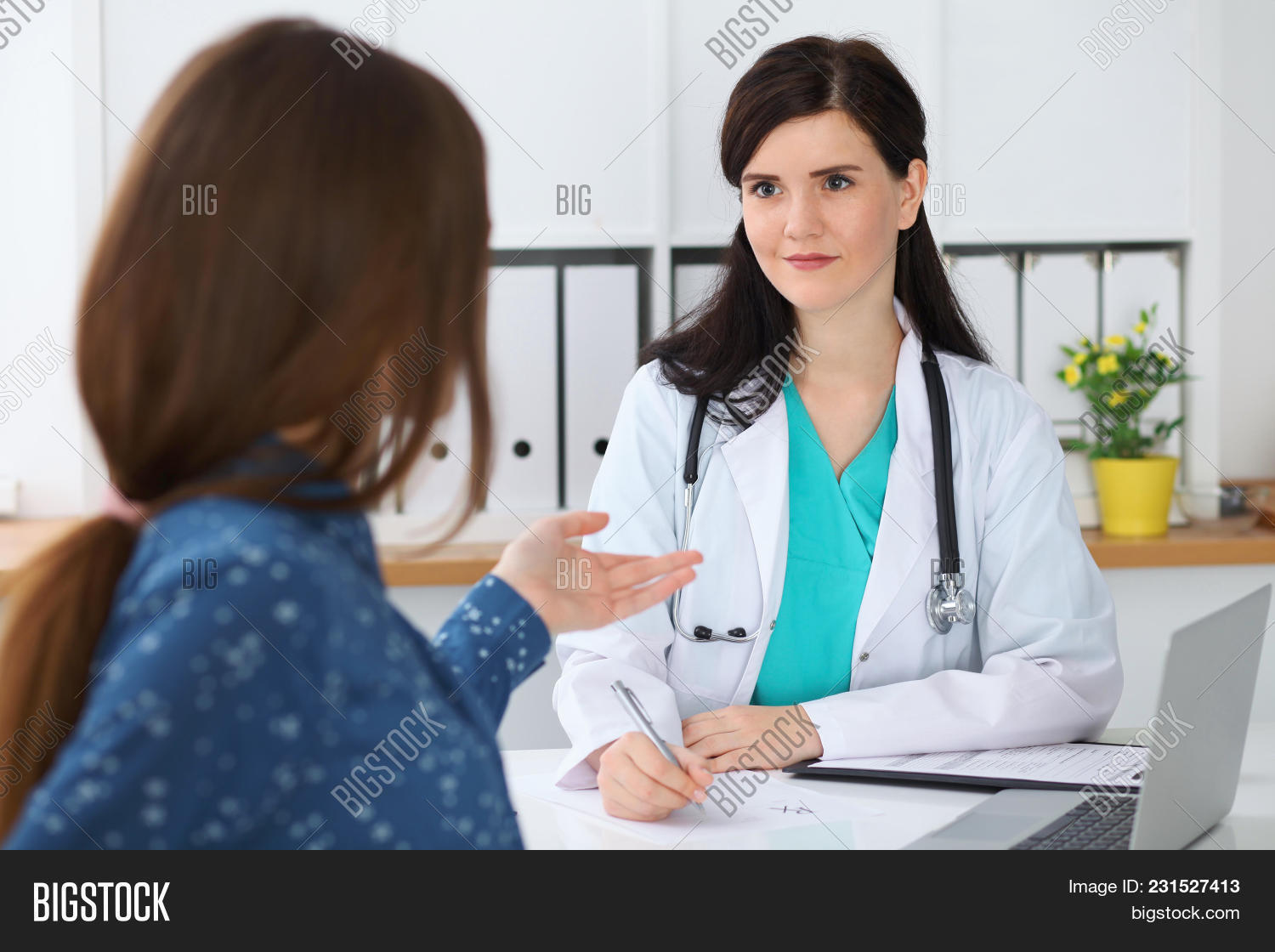 Достойная женщина врач. Женщина медик. Женщина врач. Врач с будильником. Времени женщину доктора.