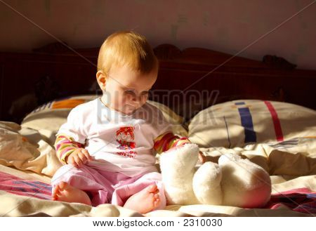 Juego de niña con oso Wite