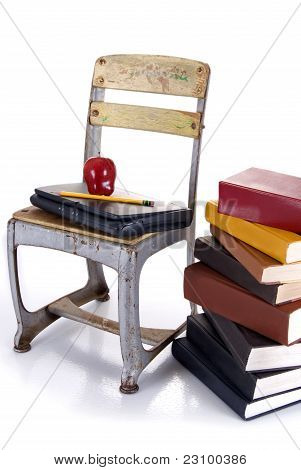 Oude School stoel, Laptop en stapel boeken