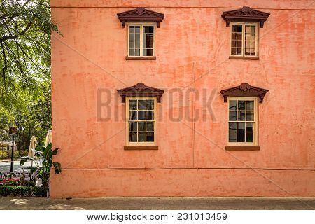 Named For The Pink Stucco Covering The Original Brick, The Olde Pink House Was Built In 1771 For Jam