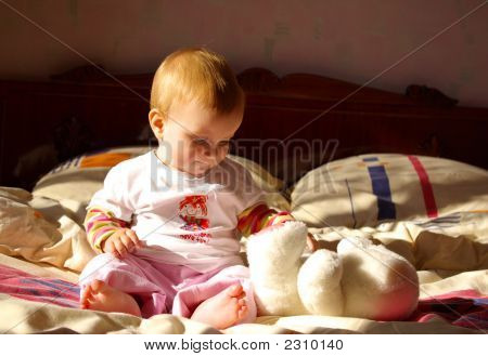 Juego de niña con oso Wite