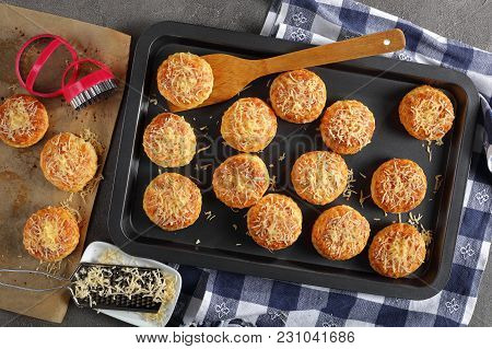 Reshly Baked Hot Delicious English Scones