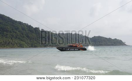 Ko Kut,thailand- February 25,2018: Boat Sails From The Paradise Coconut Island
