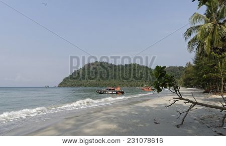 Ko Kut,thailand- February 26,2018: Boats Moored Near The Beach Of The Paradise Coconut Island