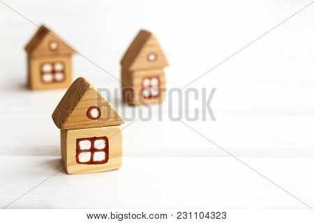 Models Of Individual Wooden Houses On A Light Surface / Ecological Housing From Natural Materials