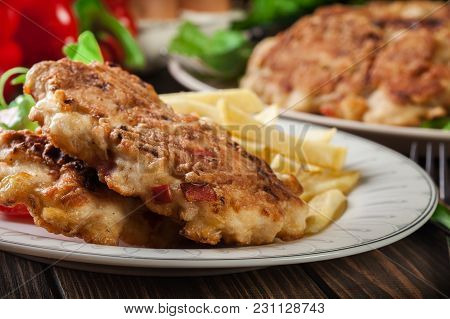 Chicken Medallions With Red Peppers Served With Chips