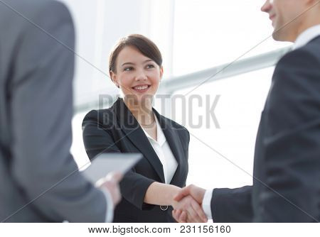 Businesswoman shaking hands with a businssman during a meeting
