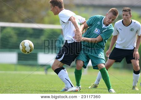 KAPOSVAR, Ungarn - AUGUST 27: Milan Korona (grøn 8) i aktion på det ungarske nationale Championsh