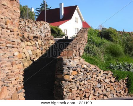 Zásobník kamenná zeď