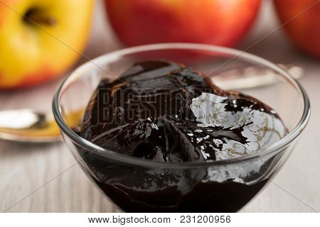 Glass bowl wit Dutch apple butter 