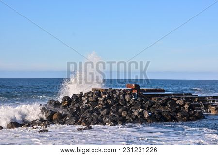Photo Picture Of A Big Wave In The Ocean