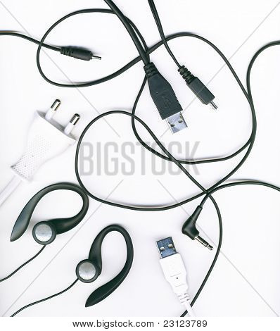 Un insieme di diversi cavi elettronici su sfondo bianco, isolato