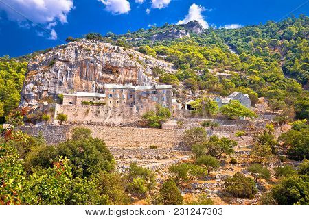 Pustinja Blaca Hermitage On The Rock