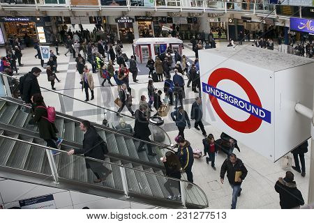 Liverpool St. Train Station Concourse. Travellers And Commuters