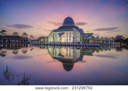 Seri Iskandar, Malaysia - March 11, 2018: Clear Sunrise Glorious Sunrise At An-nur Mosque At Petrona