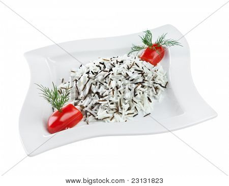 Riso selvaggio bollito (gohan) su sfondo bianco