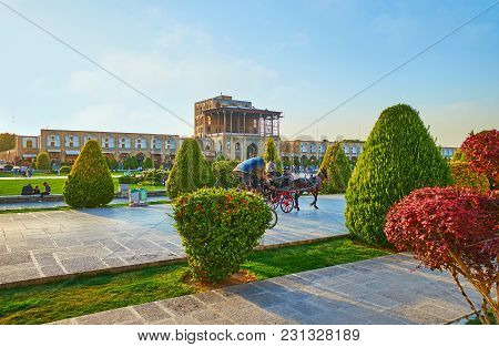 Isfahan, Iran - October 20, 2017: The Horse Carriages Are Very Popular In Naqsh-e Jahan Square, Ridi