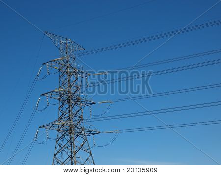 Post di elettricità ad alta potenza con cavi nel cielo blu