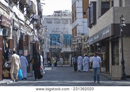 Shops And Shoppers In The Old Market (balad) In Jeddah, Saudi Arabia, 02-07-2015