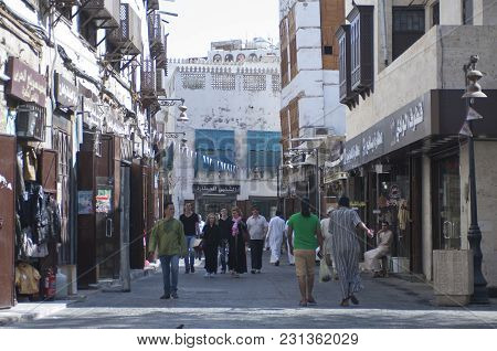 Shops And Shoppers In The Old Market (balad) In Jeddah, Saudi Arabia, 02-07-2015