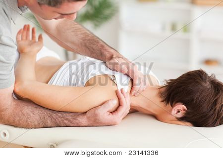 Linda mulher morena recebendo uma massagem de ombro
