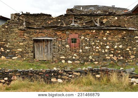 Old House Of The 18th Century Practically Demolished In Becerril. Buildings Architecture Travel Octo