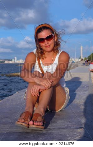 Menina relaxante ao ar livre