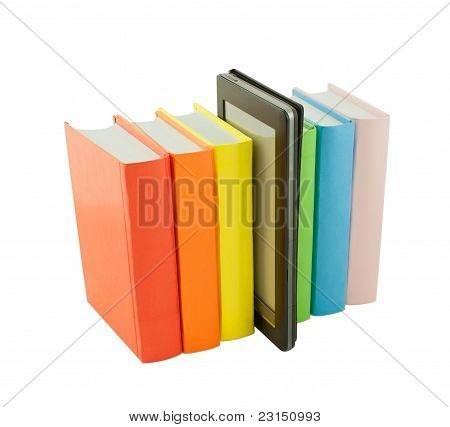 Rangée de livres colorés et lecteur de livre électronique isolé On White