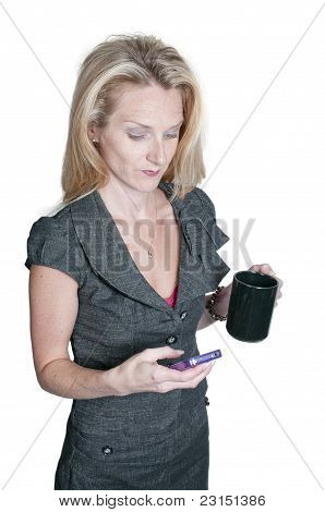 Smuk kvinde sms'e med kaffe