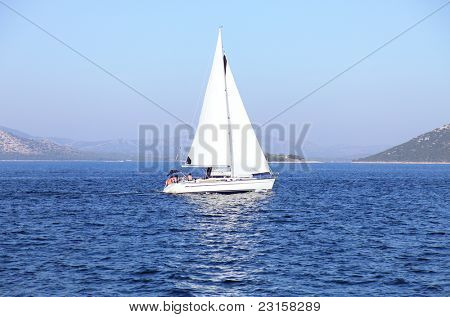 Lone yacht a vela nel mare Adriatico