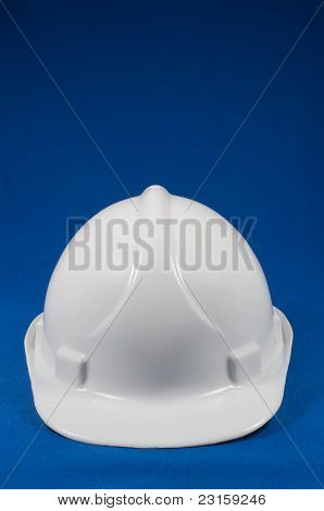 Vista frontal del casco blanco