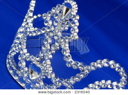 Tiara con sfondo blu