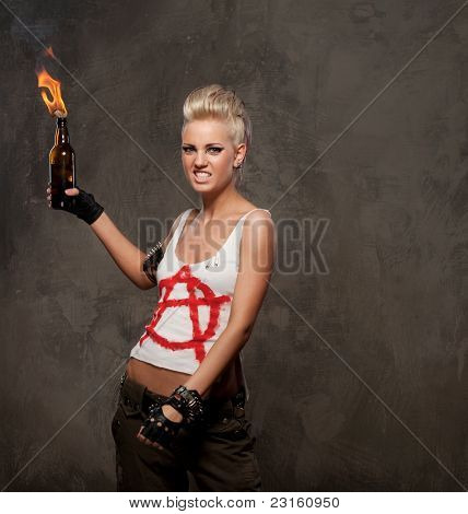 Ragazza punk con una bomba Molotov.