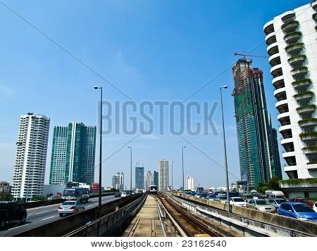 BTS Skytrain og skyskrabere i baggrunden