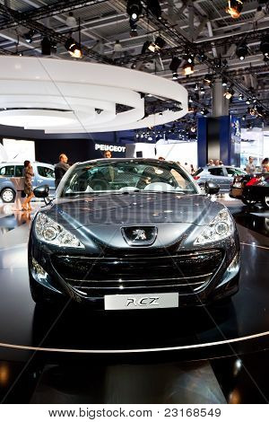 Moskva, Rusko - 25. srpna: Šedé auto Peugeot Rcz na mezinárodní veletrh Interauto Moskva na Au